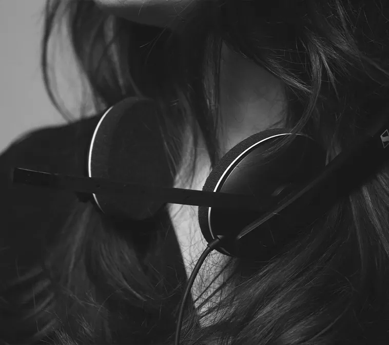 Nahaufnahme von um den Hals getragenen Kopfhörern