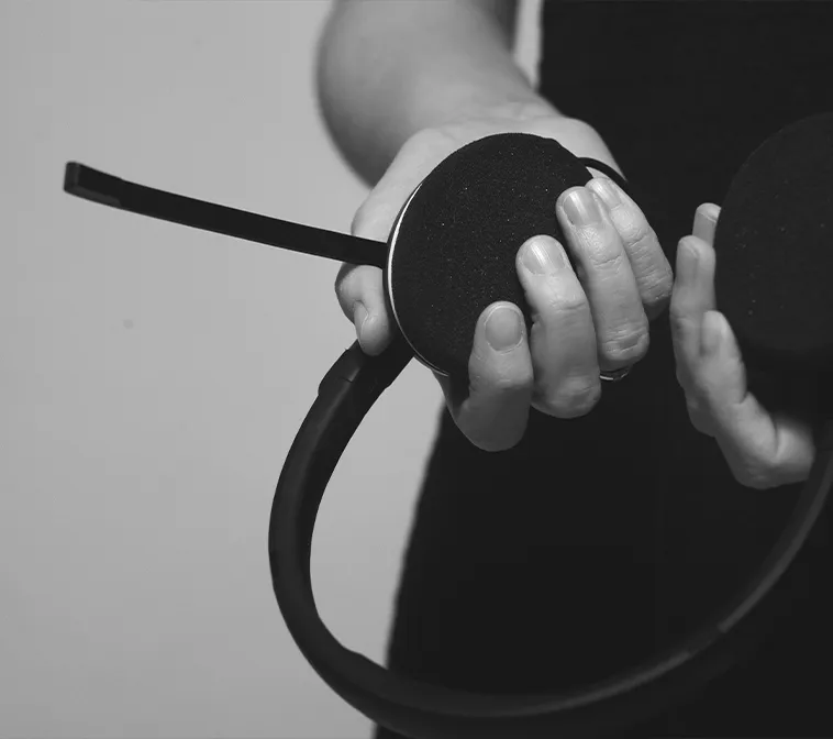 Nahaufnahme von Händen, die ein Headset halten