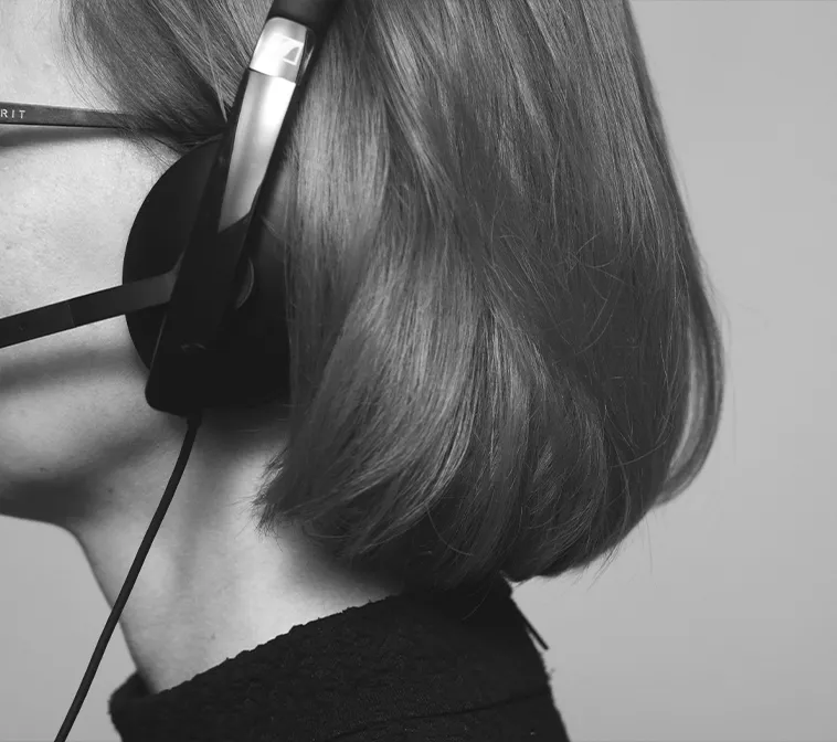 Nahaufnahme des Profils einer Frau mit Headset